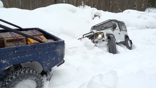 Вытаскиваем ленд ровер дефендер из кювета/ rc Land Rover defender snowstorm car recovery