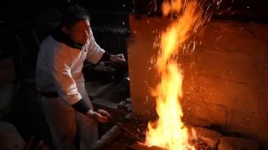 Фантастический процесс изготовления японских мечей японскими мастерами и учениками.