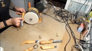 Полировка деревянных рукоятей резцов.