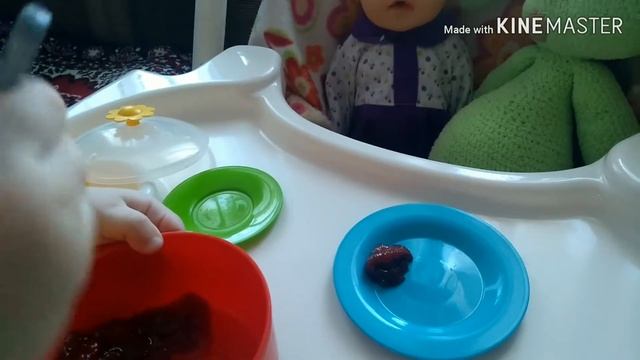 Настя варит клубничное варенье.