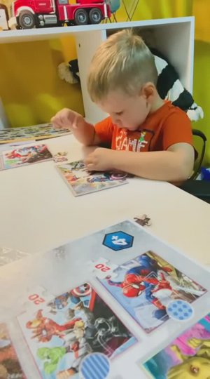 Несколько пазлов Мультики 3 часть Трио)) 
Максим и тетя Луиза собирают пазлы )))