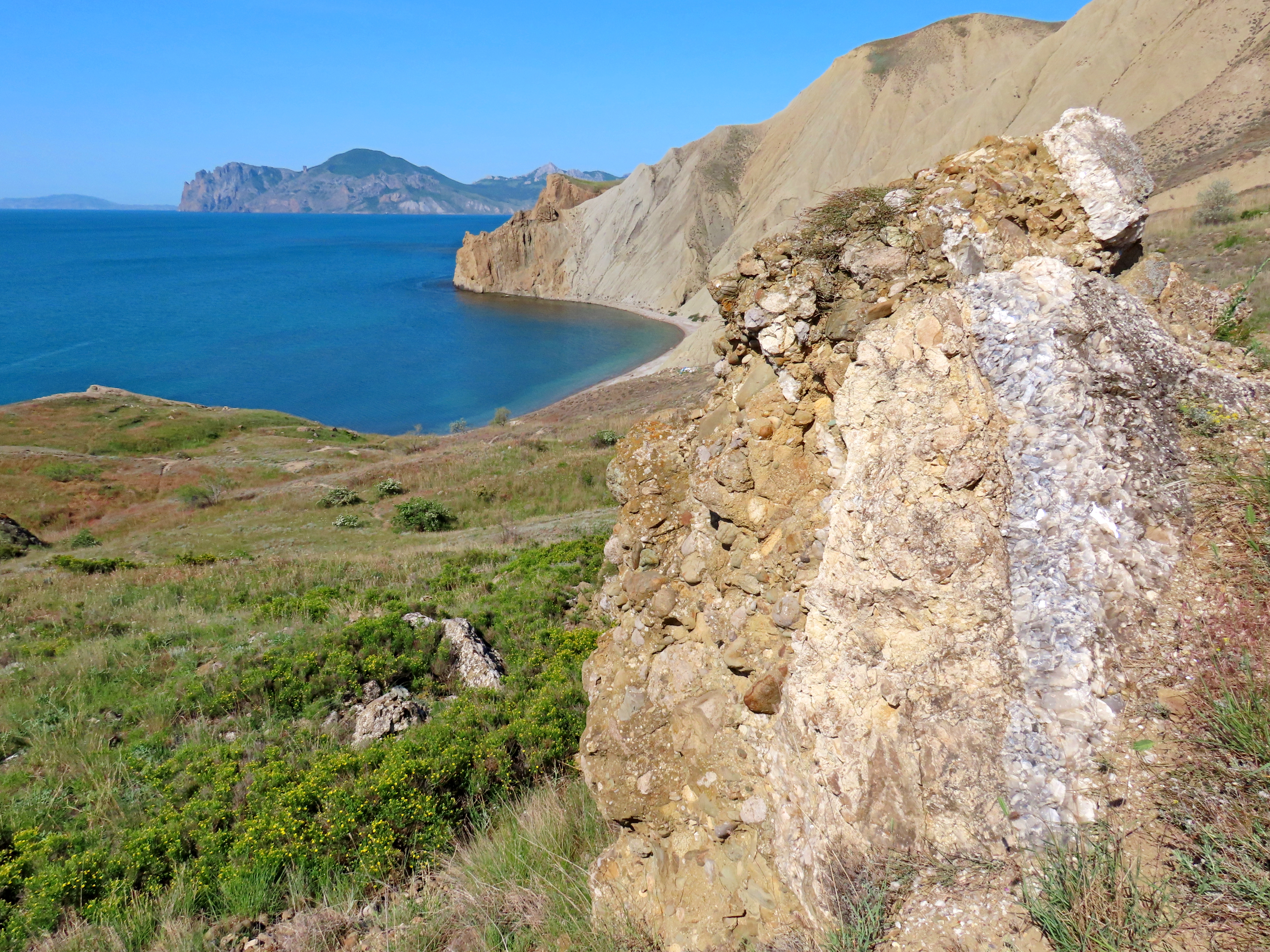 Вид на бухты и склоны хребта Биюк-Янышар с 3-го мыса Орджоникидзе.