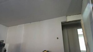 Клеим гипс на кирпичную стенку.