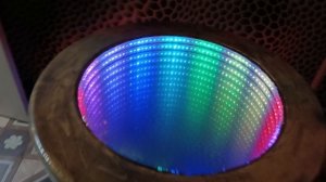 Круглый столик с эффектом бесконечности