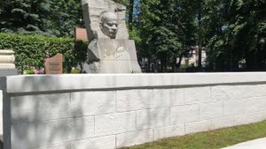 Могилы Я Коласа и Я Купалы на Военном кладбище в Минске