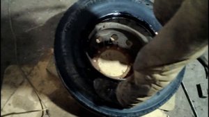 сборка новой резины 315/70R22.5.... на грузовое колесо тягача.