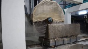 Распиливают гранитный блок на слэбы