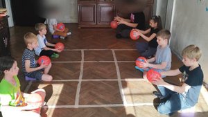 Упражнения с мячами в парах