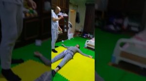 Парализованный брат (сломал шею), занимается восстановлением с физиологом, вертикализация.