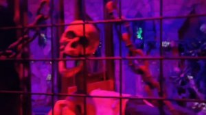 ЗАМОК УЖАСОВ 😱 КТО ТО СТРАШНО ПУКАЕТ НА МЕНЯ 👻