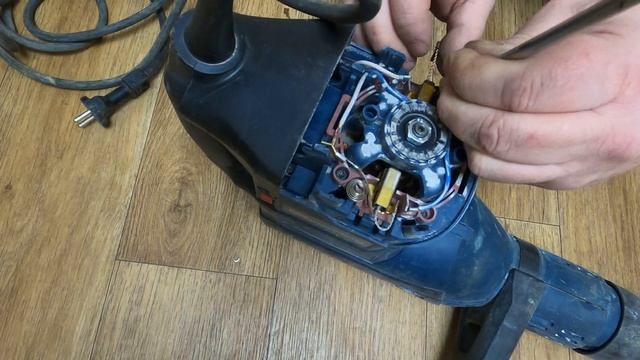 Как заменить угольные щётки на перфораторе Bosch GBH 8-45 D смотреть онлайн