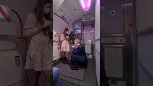 Бортпроводник сделал оригинальное предложение руки и сердца на борту самолета!