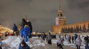 LIVE*MOSCOW: Сугробы на Красной площади - основное развлечение не только для детей, но и для мамы...