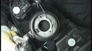 1.9 Замена ламп головного света с цоколем H4