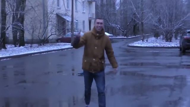 Илья Стрекаловский упал с самоката .Гонясь за машиной скорой помощи.