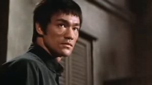 Брюс ли показывает свои способности друзьям (Путь дракона)