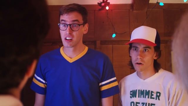 В каком году происходит действие "Загадочных событий"? смотреть онлайн