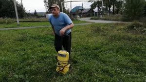 смотать водяной шланг на автомойке без перегибов и заломов.