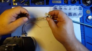 Простейший индикатор заряда - разряда аккумулятора