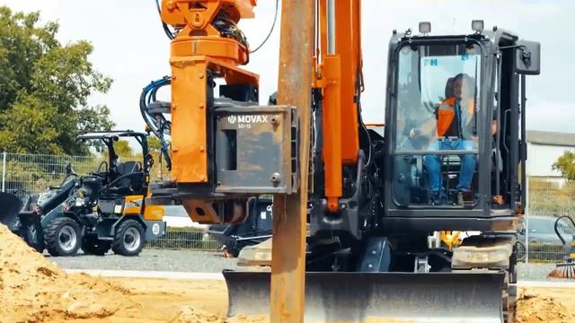 Вибропогружатель MOVAX SG 15N с боковым захватом погружает двутавровые балки смотреть онлайн