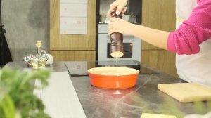 Запеченные пельмени в сметанно-томатном соусе