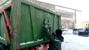 Демонстрация механизма натяжения полога полуавтомат на тракторном полуприцепе
