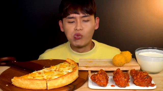 ASMR 굽네 시카고피자 ?와 뿌링치즈볼 뿌링소떡 양념치킨닭다리 먹방~!! Chicago Pizza With Cheese Ball Chicken Legs ? MuKBang~!! смотреть онлайн