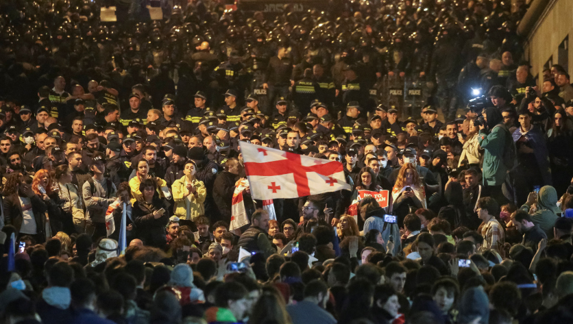 Протестующие в Тбилиси попытались прорвать кордон полиции перед парламентом