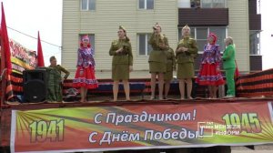 Перед домом ветерана войны Пелагеи Казаковой выступила концертная бригада