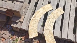 Кладка фронтона с круглым окном и кладка дымовой трубы с вытяжкой