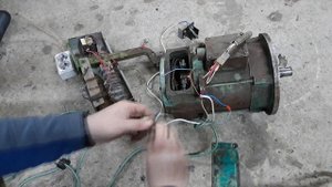 Эксперимент  подключаем двигатель через один диод