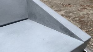 Почему бетон в интерьере стал популярен / Раковина из бетона "Призма" с щелевым сливом