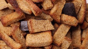 Не выбрасывайте вчерашний хлеб, приготовьте соленые и острые сухарики в духовке.