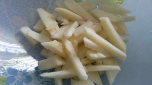 Картофель, жаренный с яблоком