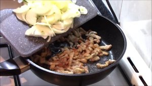 Как вкусно приготовить куриную печень. Жареная куриная печень с грудинкой и луком.