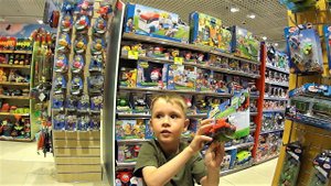 Идем в магазин с игрушками - Макс покупает новые игрушки