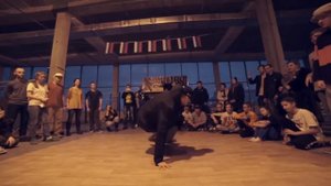 Bboy Robin судейский выход на FAMILY JAM. Круто танцует брейк данс