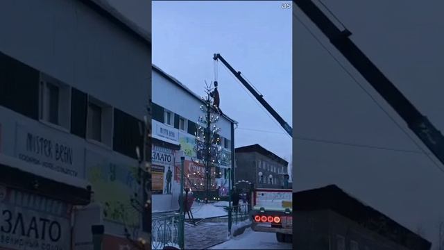 В якутском Покровске мужчину повесили на кране, чтобы нарядить ёлку