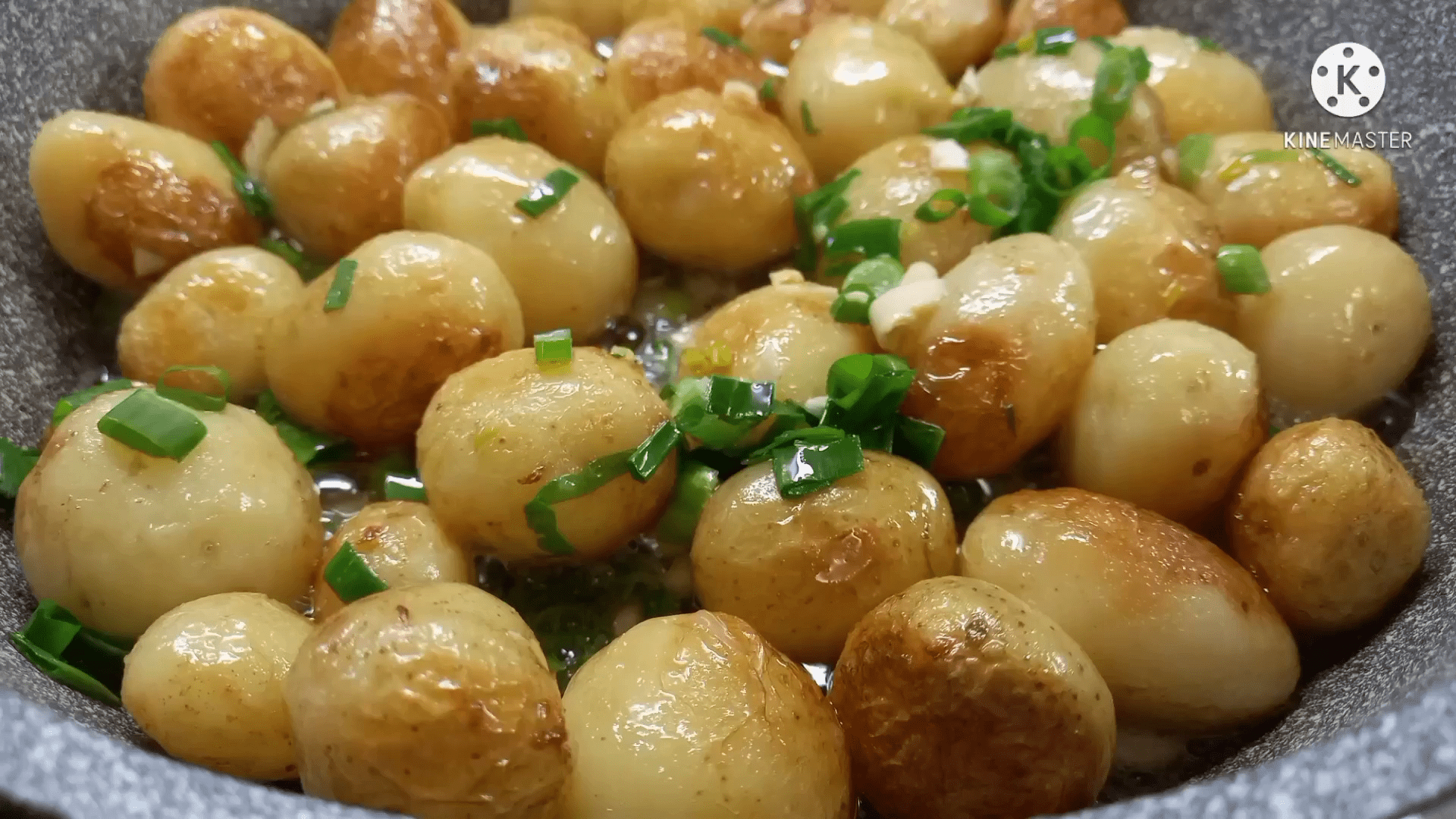 Молодой картофель жаренный на сковороде с зеленью и чесноком.
