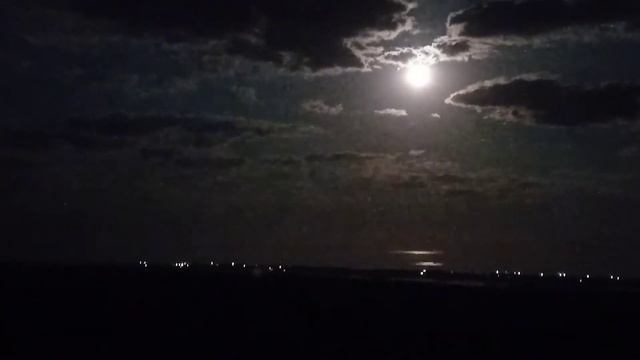 Суперлуние 26 мая красная луна в ожидании лунного затмения.