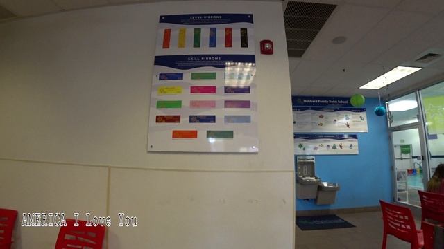 КАК УЧАТ ПЛАВАТЬ Детей в Америке. ШКОЛА по Обучению ПЛАВАТЬ для Детей.