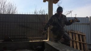 Отделка брашировка столбов деревянного навеса