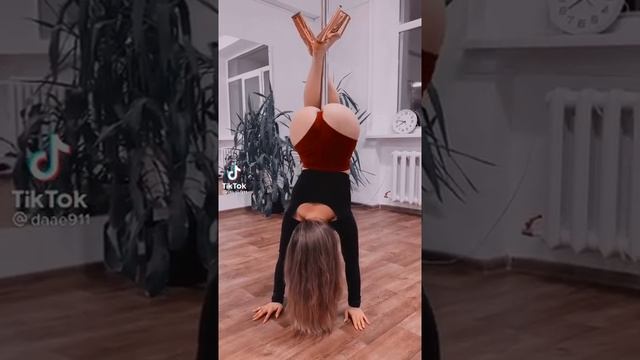 ДЕВУШКА ТАНЦУЕТ ? КРАСИВАЯ ПОПА #Shorts смотреть онлайн