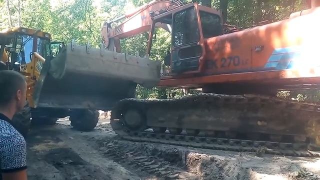 Попытка сдвинуть с места гусеничный экскаватор