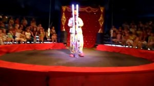 Копия видео "Клоунская реприза "Клоун на ходулях", на манеже цирка"