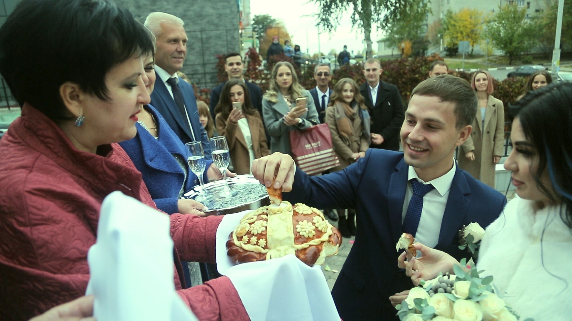 Жить вам в любви и достатке, напутствие родителей молодожёнам смотреть онлайн