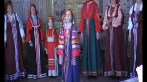 Девочка красиво поет русскую народную песню