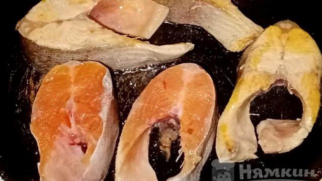 Запеченная форель с помидорами, луком и сыром в духовке