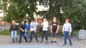 Пацаны танцуют))