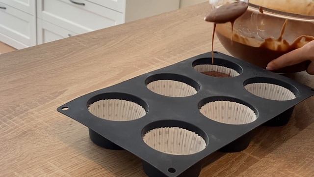 ШОКОЛАДНЫЕ КАПКЕЙКИ РЕЦЕПТ / CHOCOLATE CUPCAKES RECIPE смотреть онлайн